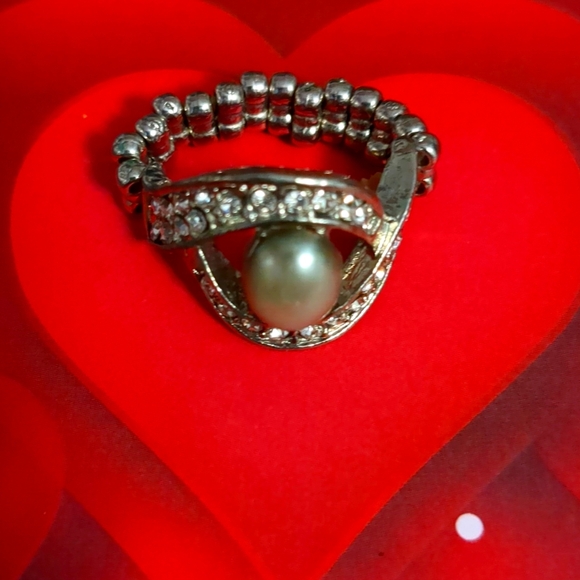 Jewelry - **2 $5 items for $8** Elegant Silver Pearl Ring